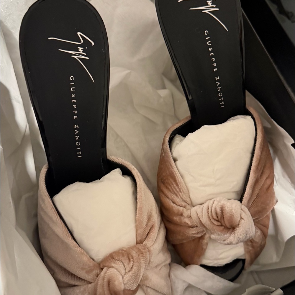 Giuseppe Zanotti Women's Knotted Velvet Mules - Cream